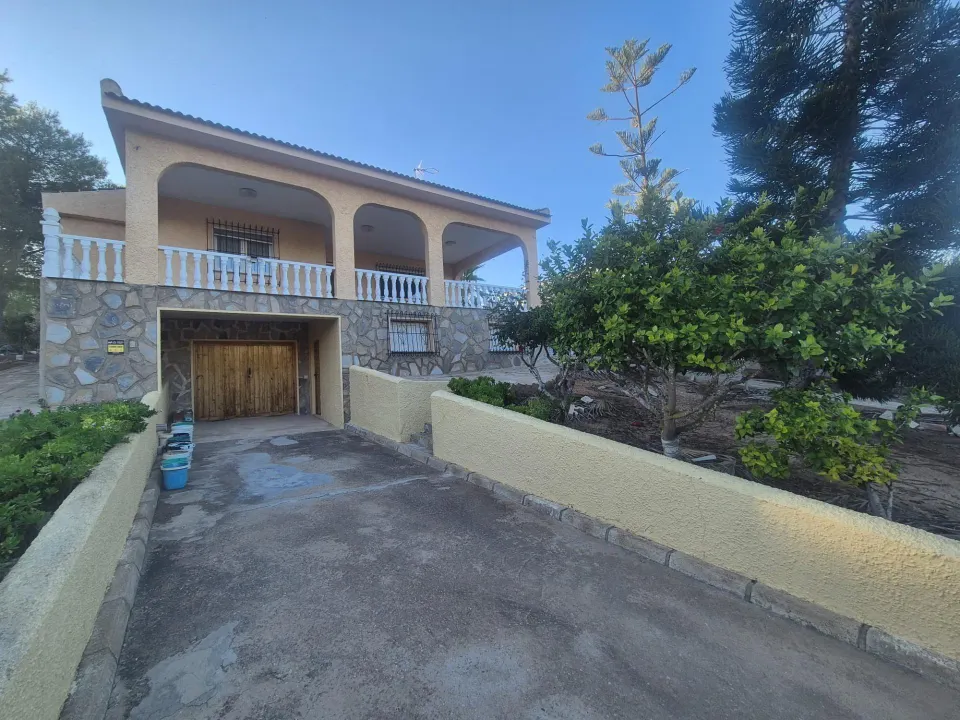 AMPLIO CHALET INDEPENDIENTE SOBRE PARCELA DE 860M2 CON VISTAS AL PARQUE - ZONA LOS BALCONES, TORREVIEJA