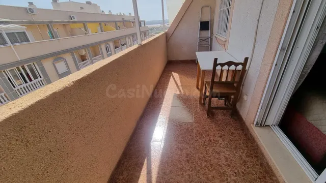 ÁTICO DE 2 DORMITORIOS CON PISCINA COMUNITARIA - ZONA PARQUE