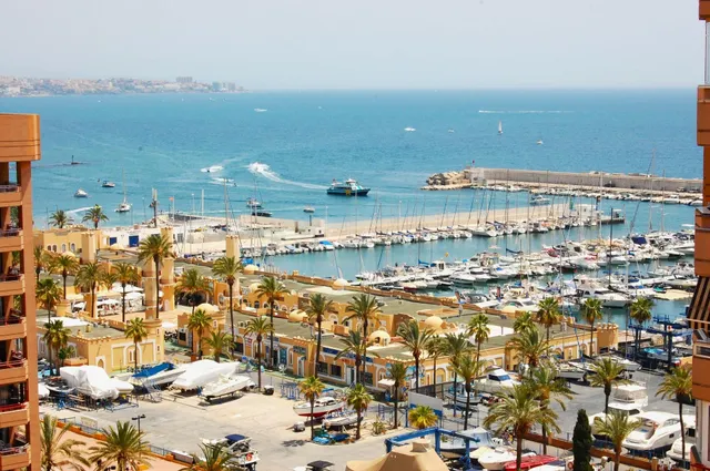 PISO EN VENTA EN FUENGIROLA, FRENTE AL PUERTO DEPORTIVO