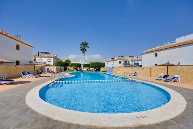 Bungalow planta baja con jardín y piscina junto c.comercial — 39