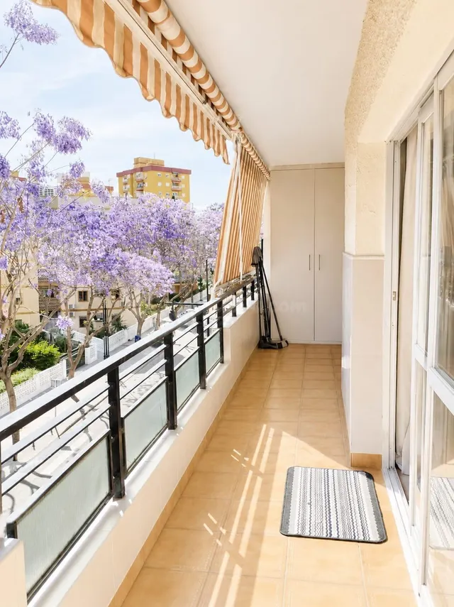 AMPLIO PISO DE TRES DORMITORIOS EN EL CENTRO DE FUENGIROLA — 2