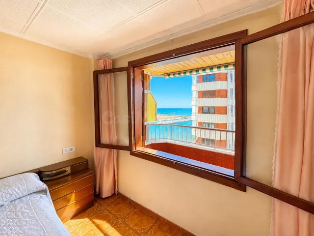 Apartamento con vistas al mar de 3 dormitorios y 2 baños en Torrevieja (acequion) — 20