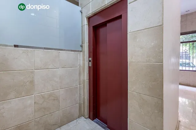 PISO JUNTO A HIPERCOR · ÚLTIMA PLANTA · MUCHA LUZ · ASCENSOR · METRO — 21
