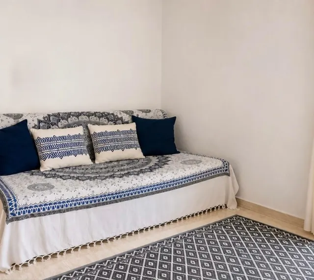 Apartamento esquinero luminoso y espacioso de dos plantas (aprox. 90 m2 - plantas 1 y 2) con gran terraza en la planta baja, 3 balcones (2 al sur y 1 al norte) y una gran piscina comunitaria. — 34