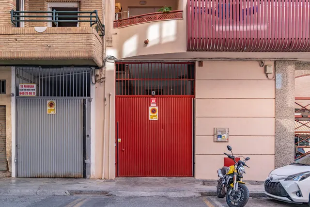 Amplia Plaza de Garaje Cerrada en Ubicación Estratégica — 7