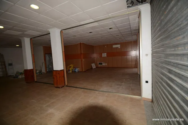 Alquiler de local comercial con dos persianas en pleno centro de la ciudad de Orihuela. — 8
