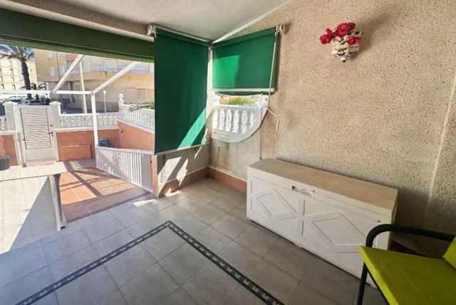 Bungalow con amplia terraza a pocos pasos de la playa y orientación Sur. — 6