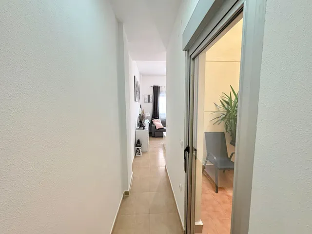 Apartamento luminoso y espacioso en la acogedora Formentera. Cerca de colegios y comercios, a 10 min a pie de Benijófar, a 3,5 km del La Marquesa Golf, y a solo 11 km de las playas de Guardamar. — 24