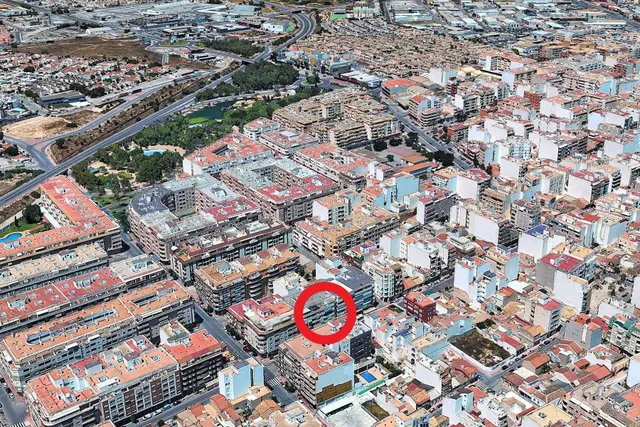 Apartamento céntrico y espacioso (89 m2 - 2.ª planta) con 4 dormitorios, balcón orientado al sur y a tan solo 550 m de la playa. — 46