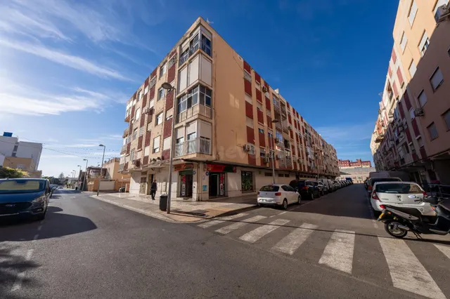 ¡Oportunidad a pasos del Paseo Marítimo de Almería! Piso de  - foto 2