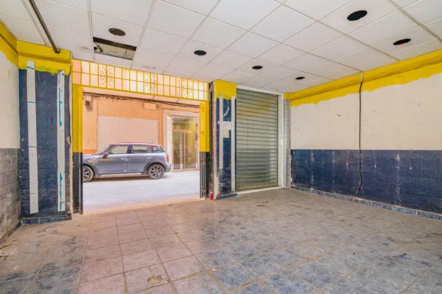 Local en Camino de Ronda 132D con posibilidad de cambio de uso a vivienda — 12
