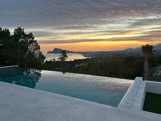 Villa moderna con vistas panorámicas al mar y a la montaña — 30