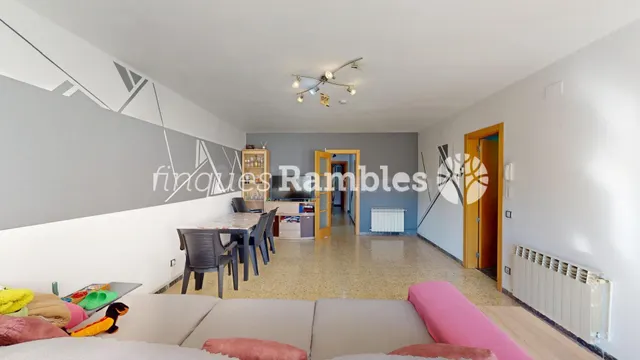 Amplio piso de 4 habitaciones en el centro de Vilanova del Camí — 2