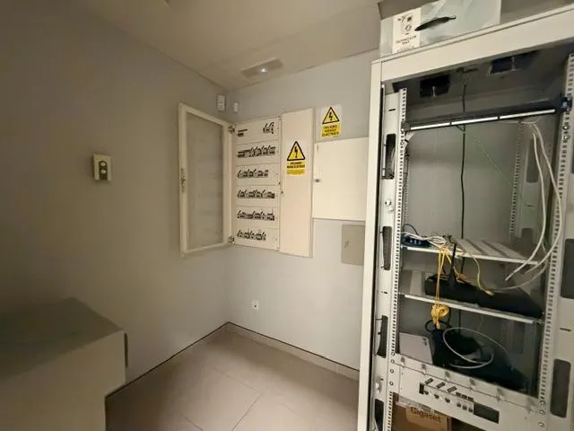 LOCAL EN UNA PLANTA, EN ESQUINA, ACONDICIONADO — 16