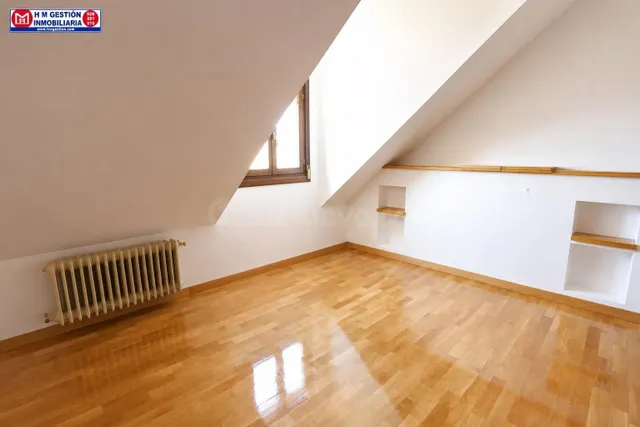 Ático de un dormitorio con aire acondicionado calefacción por  gas, baño y aseo, terraza exterior y plaza de garaje. — 3