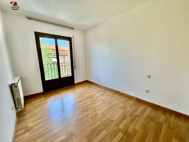 Piso exterior para entrar a vivir en 2ª planta de edificio sin ascensor. Con 115 m2 construidos, 3 dormitorios, 2 baños y terraza. — 17