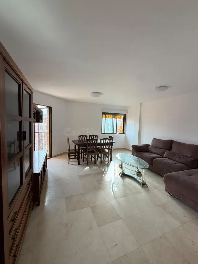 ALQUILER DE EXCELENTE Y AMPLIA VIVIENDA QUE HACE ESQUINA EN ZONA CENTRO DE ALICANTE — 4