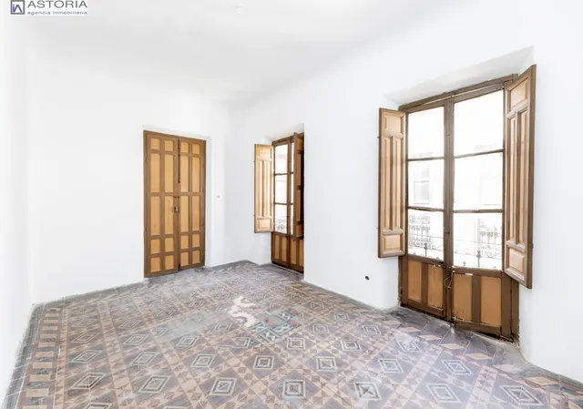 EXCLUSIVA ULTIMA PLANTA CON VISTAS EN GRAN VIA — 35