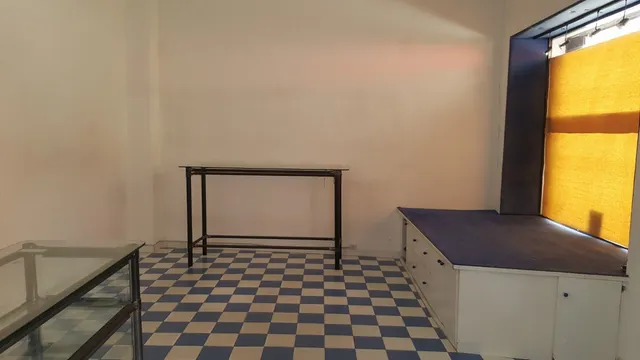 Local  en el centro de la población — 8