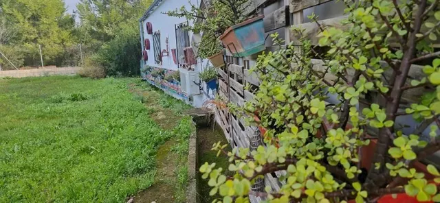 Casa de campo con parcela rústica de 2.600 m2. — 2