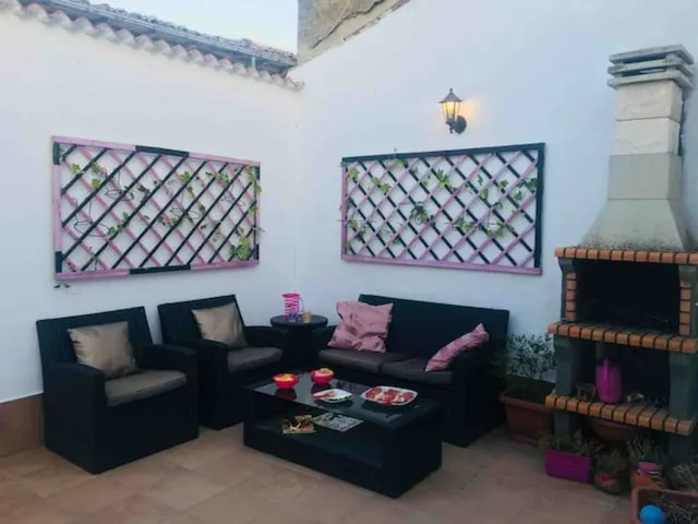 SE VENDE CASA DE DOS PLANTAS EN VALENCIA DE DON JUAN, COCINA, SALÓN, 3 HAB., BAÑO, ASEO Y PATIO. — 5