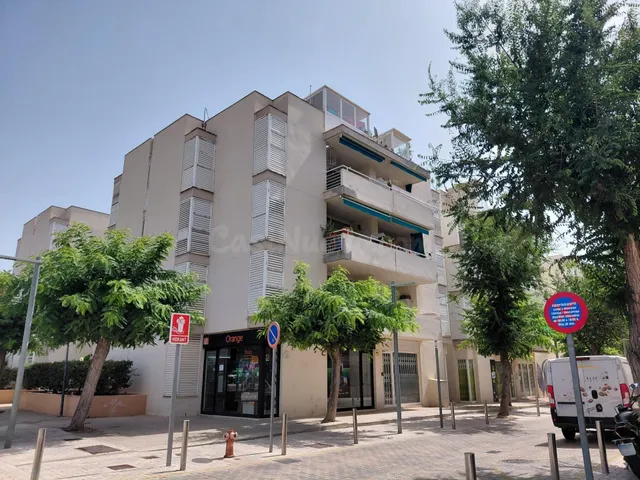 🌴 A 150 metros de la playa: amplio piso con terraza en Cala 