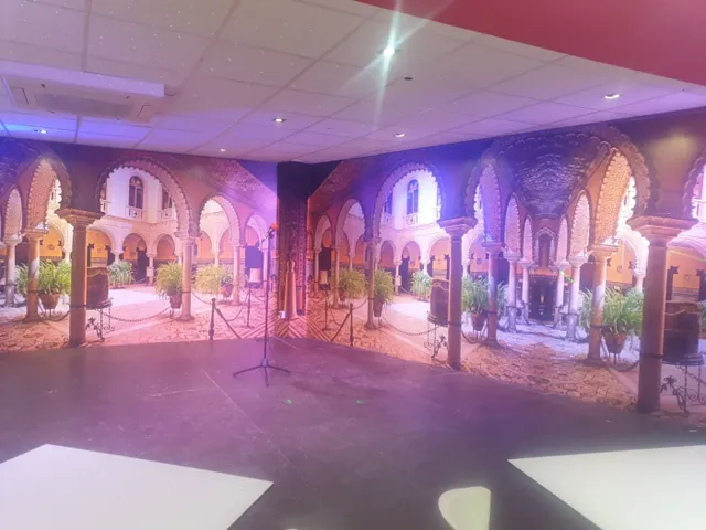 Local / Salón de fiestas en ZONA TURISTICA - — 31