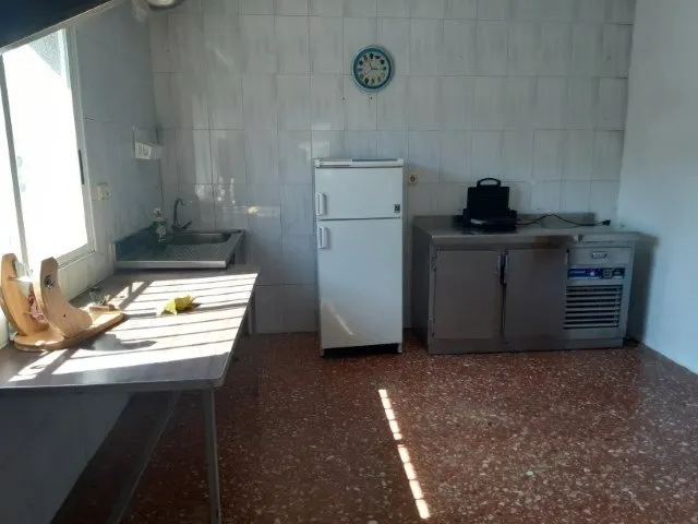 Casa vallada en la ciudad - foto 4