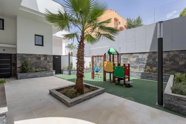 Estudio de reciente construcción con piscina, garaje y zonas comunes en Granada — 18