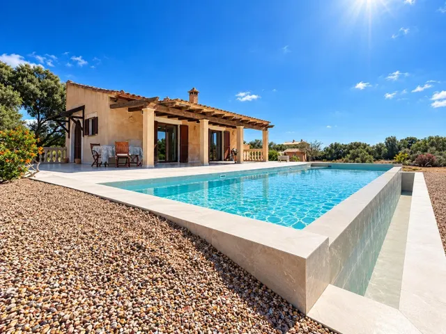 Encantador chalet con piscina y gran terreno a solo 2 minuto