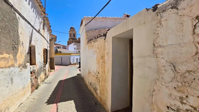 ¿Buscas espacio sin límites? 400 m2 de puro potencial en el corazón de Uleila. — 7