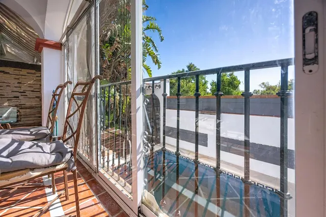 Gran casa unifamiliar con piscina privada, 4 dormitorios y semisótano. — 20