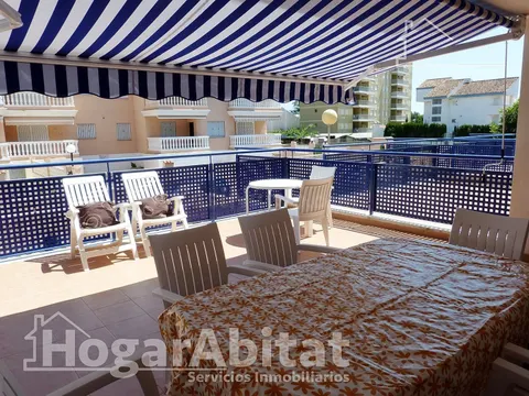 ¡Al lado mismo de la playa! Seminuevo con piscina, terraza y garaje