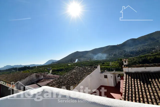 ESPACIOSA CASA SEMIRREFORMADA CON TERRAZA — 44