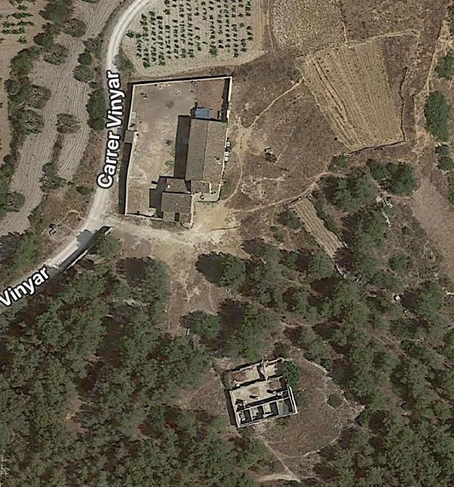Finca de aprox 67 hectàreas. Con dos casas principales para reformar — 40