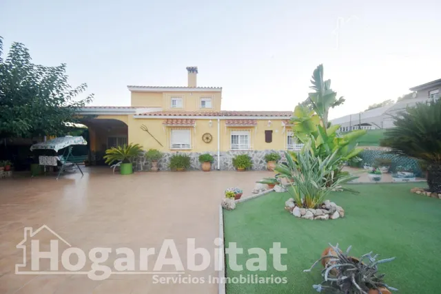¡Encantador Chalet! Muy amplio y sofisticado, con gran garaje, terraza, jardín y parcela — 2