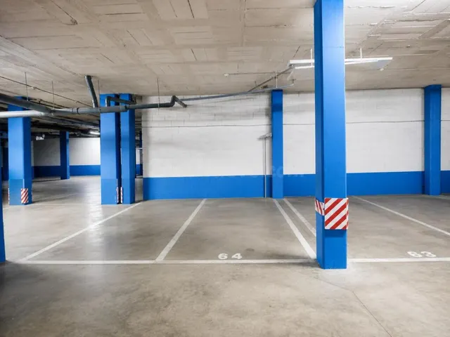 Amplia vivienda seminueva con dos terrazas, zona comunitaria y dos plazas de parking opcionales en la zona de Sagrada Família de Manresa — 23