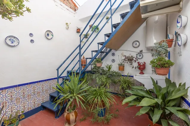 Casa en planta baja con cuatro naves y local — 41