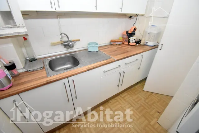 Disfruta de la luz natural y el encanto de vivir a un paso del centro en este acogedor piso con balcón — 4