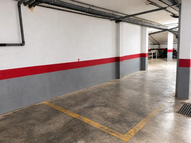 Plaza de aparcamiento con amplio espacio de almacenamiento — 3