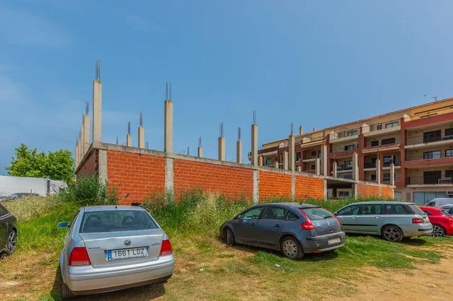 Edificio en obra parada en Llandells (Peñíscola) con proyecto para 39 viviendas y locales — 11