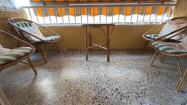 Piso de 3 dormitorios y 2 baños para reformar a 150 m de la  - foto 4