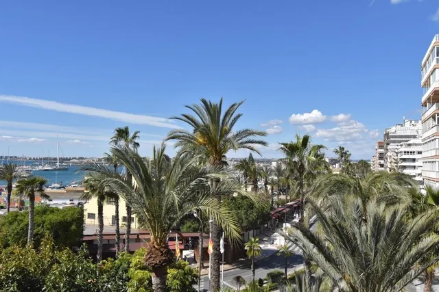 Amplio piso SE VENDE en Torrevieja – 3 habitaciones, terraza y garaje incluido — 10
