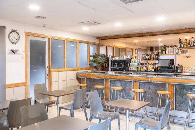 Edificio singular con hostal en funcionamiento, restaurante, bar con terraza y vivienda privada en el centro de Tremp — 6