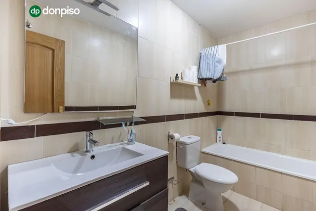 Piso con garaje, trastero y excelente ubicación en Huétor Vega — 7