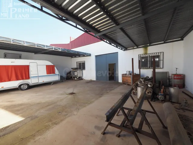 Se ofrece en venta una nave industrial ubicada en la zona de - foto 3