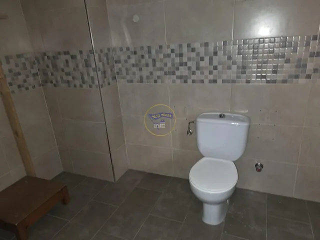 Amplio local comercial en zona de paso — 28
