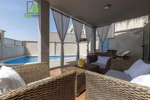 CHALET INDEPENDIENTE MODERNO CON PISCINA PRIVADA