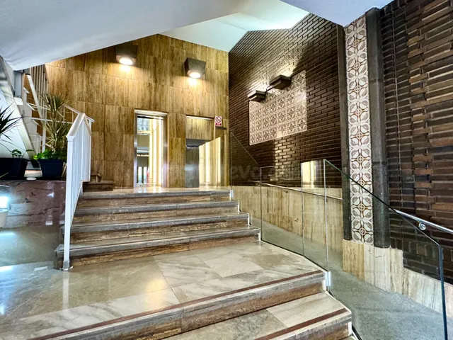 Piso de 4 dormitorios en venta en Gran Vía - foto 5