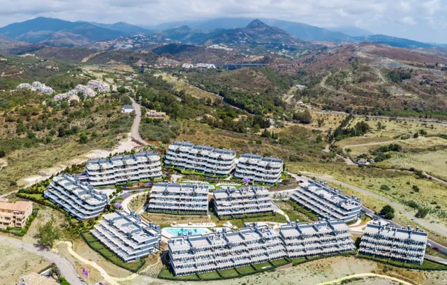 124 viviendas de 2 y 3 dormitorios, áticos y bajos con jardín en Estepona — 15